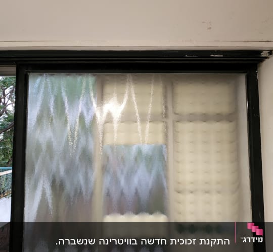 חלון זכוכית עם דוגמה גיאומטרית